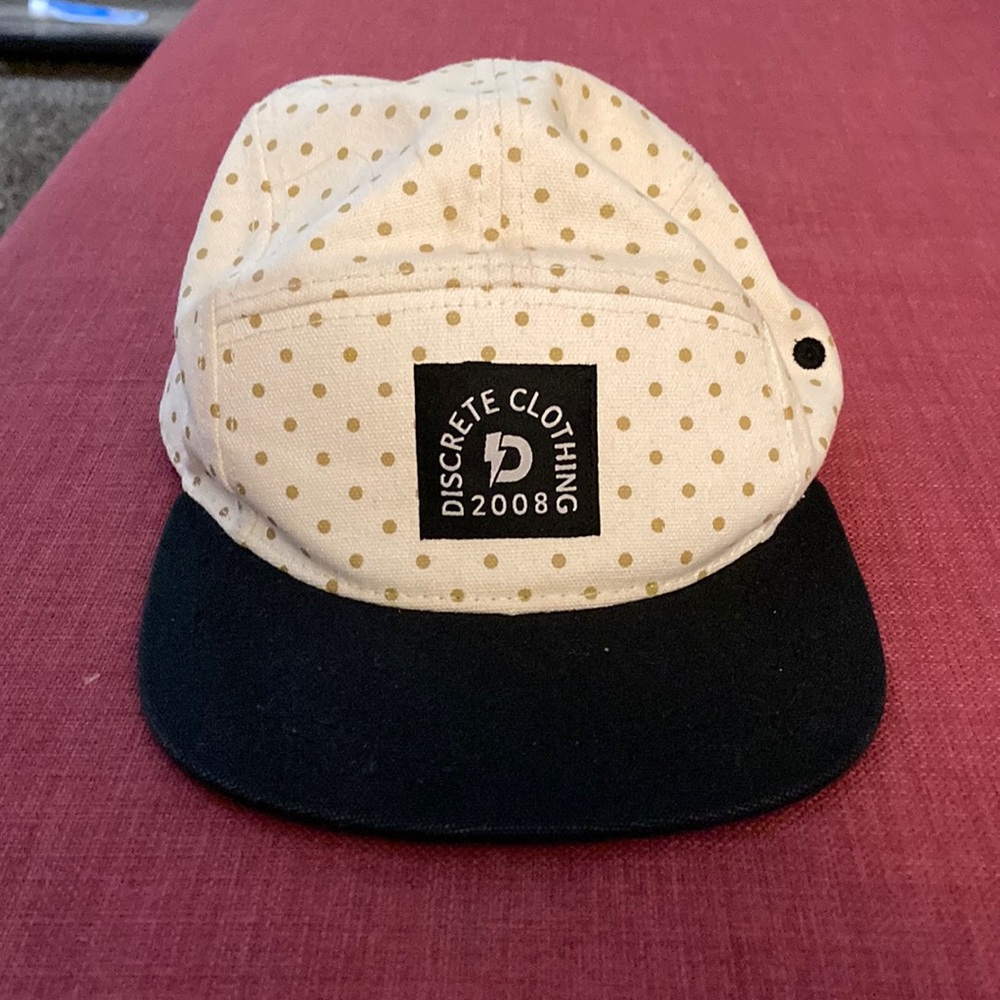 Adjustable discrete clothing hat